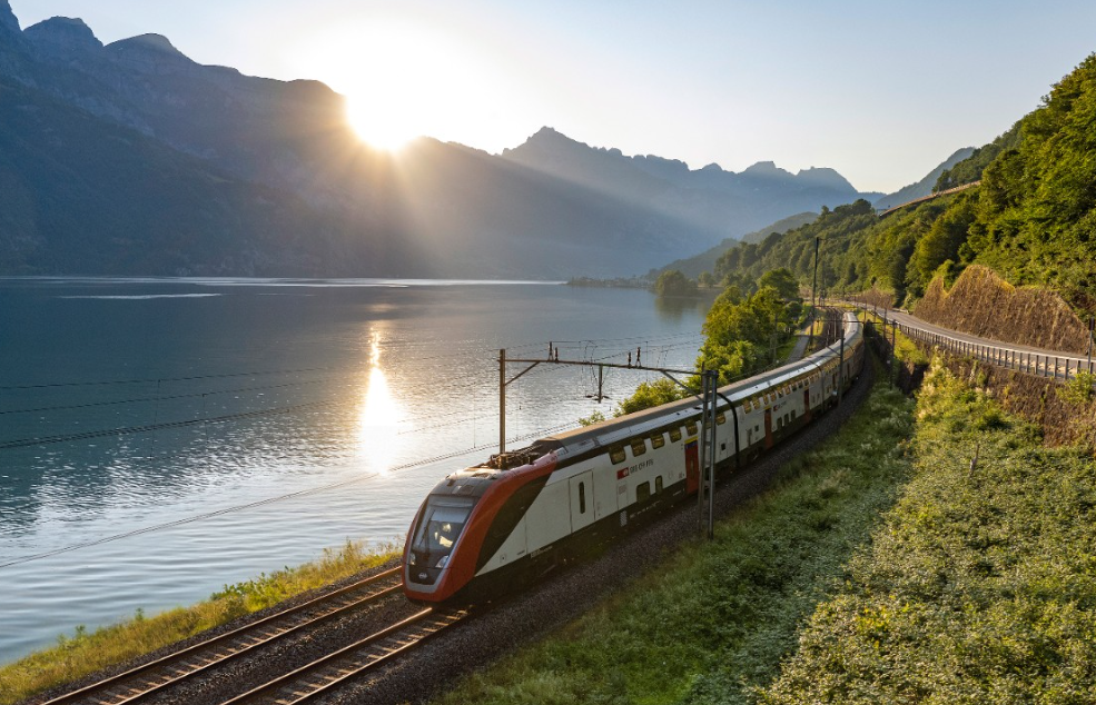 Wenn es um Pünktlichkeit, Sicherheit und Effizienz im Schienenverkehr geht, denken Experten unwillkürlich an die Schweiz. Die Schweizerischen Bundesbahnen, besser bekannt als sbb.ch, gelten weltweit als ein Maßstab für exzellente Bahninfrastruktur. Mit Millionen von Fahrgästen pro Jahr und einer unvergleichlichen Pünktlichkeitsquote hat sich dieses Unternehmen als das Rückgrat des öffentlichen Verkehrs in der Schweiz etabliert. Diese Institution ist nicht nur ein Verkehrsunternehmen, sondern ein Symbol für schweizerische Qualität und Zuverlässigkeit. Die Welt schaut auf die Schweiz, um zu verstehen, wie moderner öffentlicher Nahverkehr funktionieren kann. Transporthistoriker bewundern das System für seine Effizienz und Innovation.