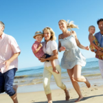 Ogni volta che inizi a pianificare una vacanza, la mente si riempie di mille dettagli da controllare prenotazioni aeree, alloggi, attività da fare, documenti necessari. Ma nel mezzo di questa pianificazione affannosa, spesso viene dimenticato un aspetto cruciale proteggere il tuo investimento di viaggio e la tua sicurezza personale. Che si tratti di una settimana di relax sulla costa amalfitana, di un'avventura in montagna nei Dolomiti, o di un viaggio internazionale verso destinazioni esotiche, la realtà è che gli imprevisti possono accadere a chiunque in qualsiasi momento e in qualsiasi luogo.